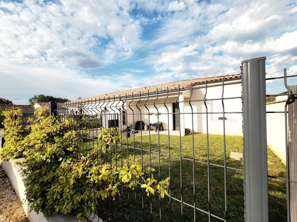 Maison mitoyenne à Casseneuil, au calme,offrant confort, discrétion et cadre privilégié.Une adresse rare pour une qualité de vie