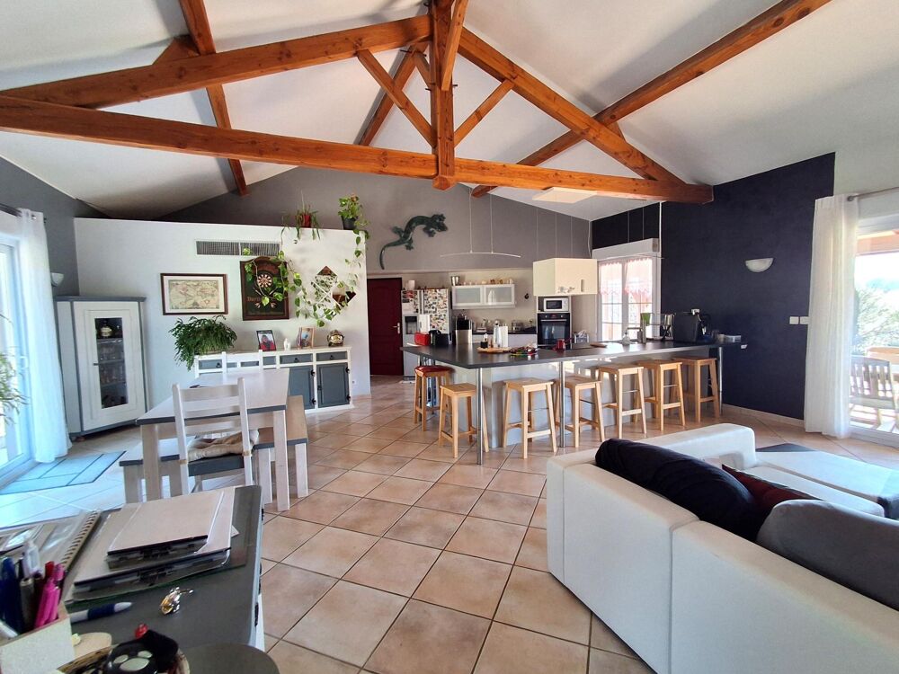 Vente Maison Maison avec piscine située dans un bel environnement privilégié avec une vue imprenable, cette maison offre de beaux volumes et Salviac