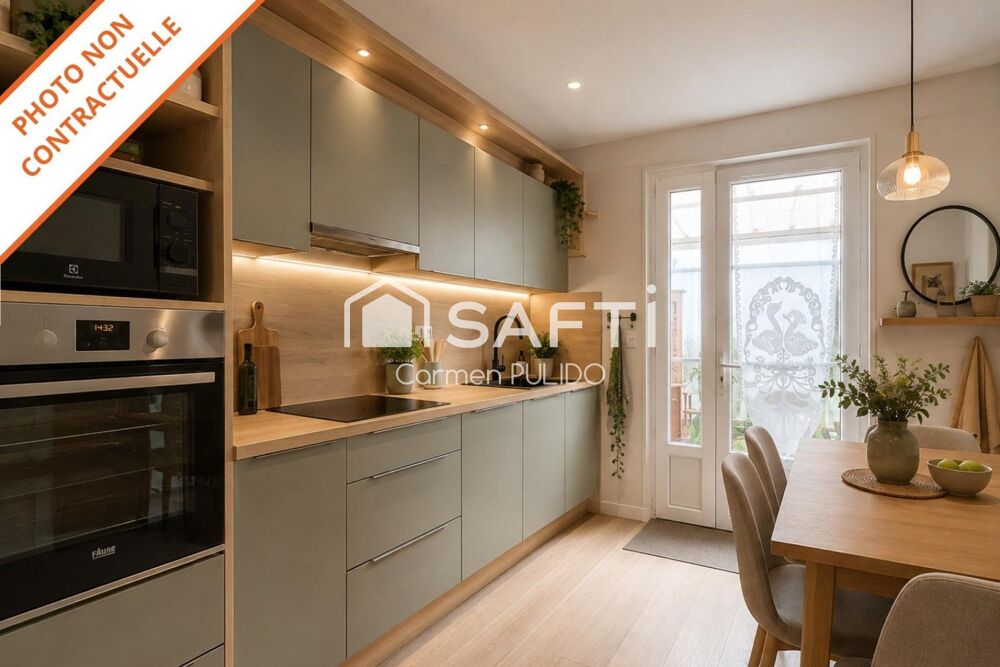 Idéalement située à 2 pas des commodités : maison entièrement de plain pied avec 2 chambres, jardin, grand garage et abris de j
