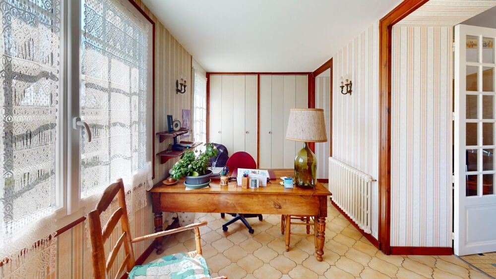 Maison à étage avec dépendances- Asnieres la Giraud