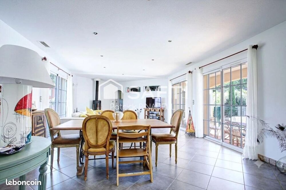 Maison d'habitation de type T5, Terrain 1355m², 4 chambres, 1 bureau, garage de 35m², annexe de 24m², piscine 4x8m. Climatisatio