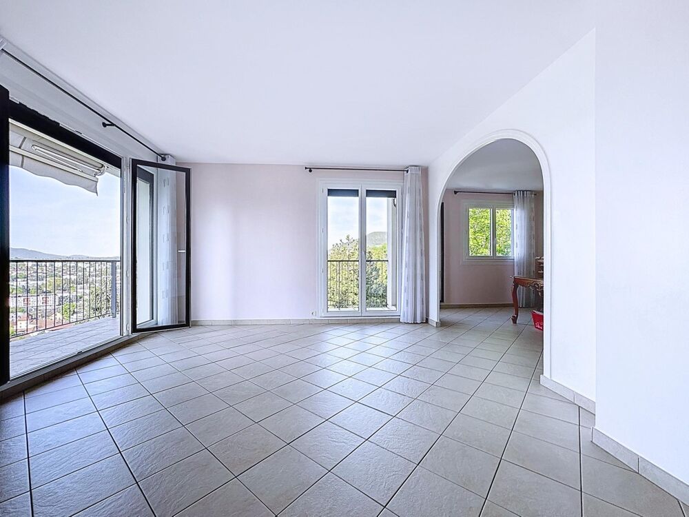 Vue aérienne sur les massifs et la ville, ascenseur, climatisation, garage possible