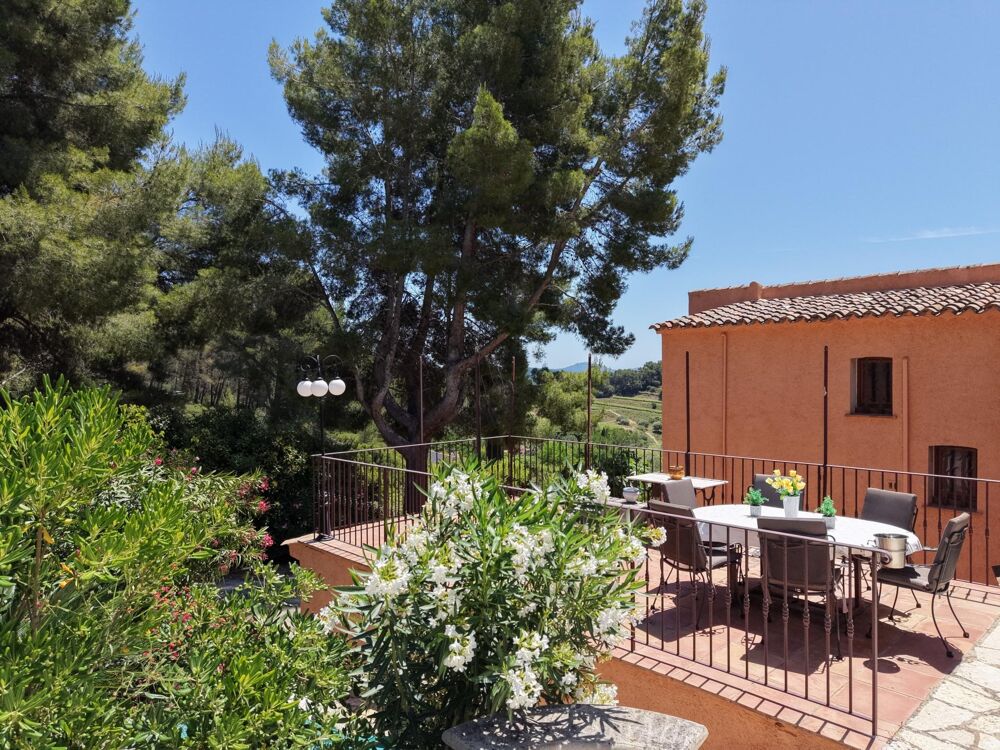 A vendre : Propriété 7 pièces avec piscine, véranda et jardin arboré  Fort potentiel - Bandol