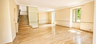 Vente Maison 268 m² de caractère sur 885 m² de terrain ! Authentique maison en pierre offrant de beaux volumes, un grand garage, des dépendan Vacqueyras