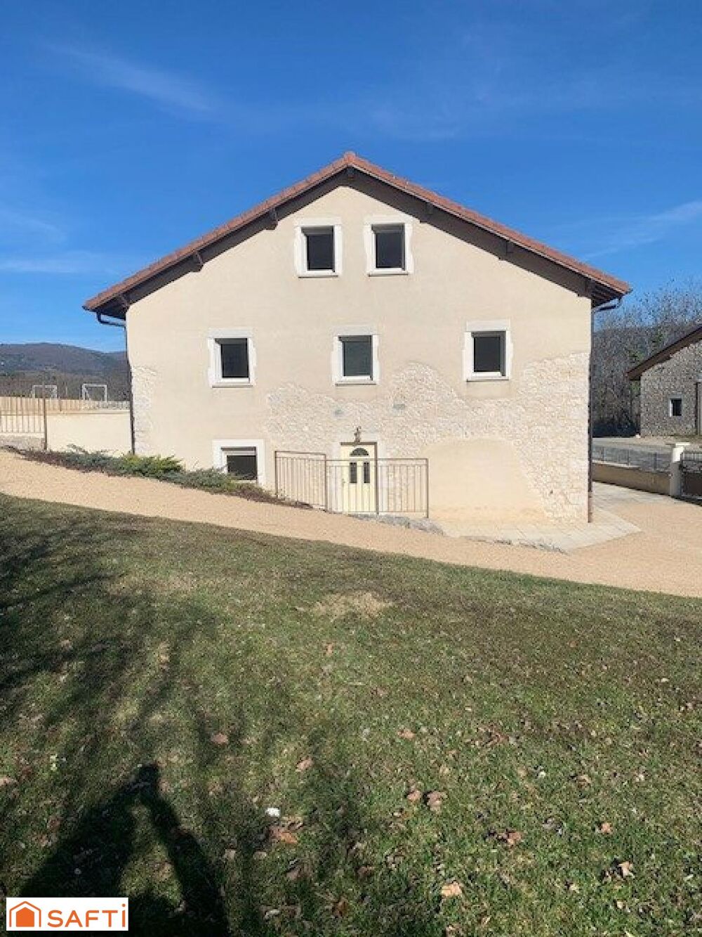 A vendre magnifique maison de village en pierres de 330 m2