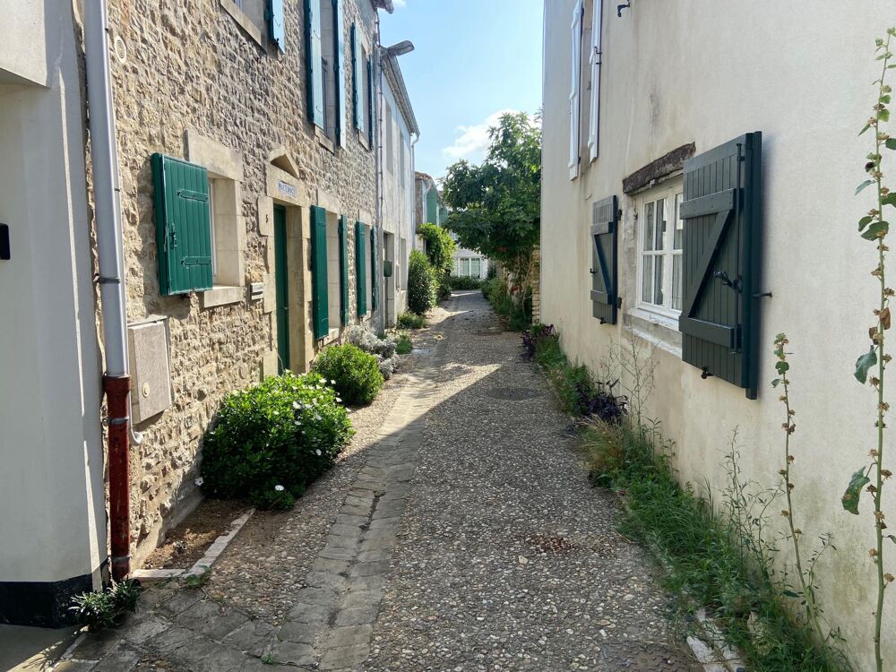 Charmante maison de bourg, 3 chambres, cour pavée avec abris