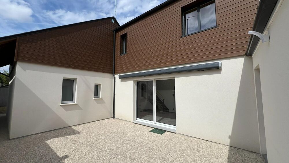 Equivalent neuf. Entièrement rénovée cet été. RDC avec chambre + salle deau. 3 chambres. 2 salles de bain. Jardin. Garage.
