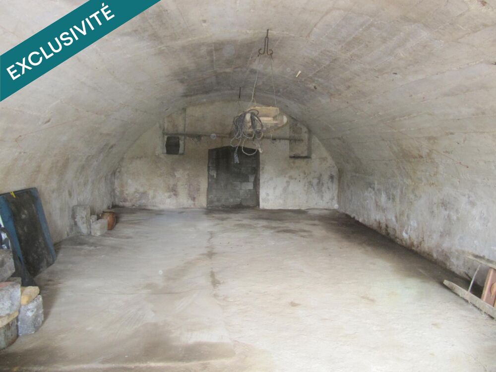 Grange en bon état d'environ 80 m², avec un grand volume vide au premier niveau sur une cave voutée.