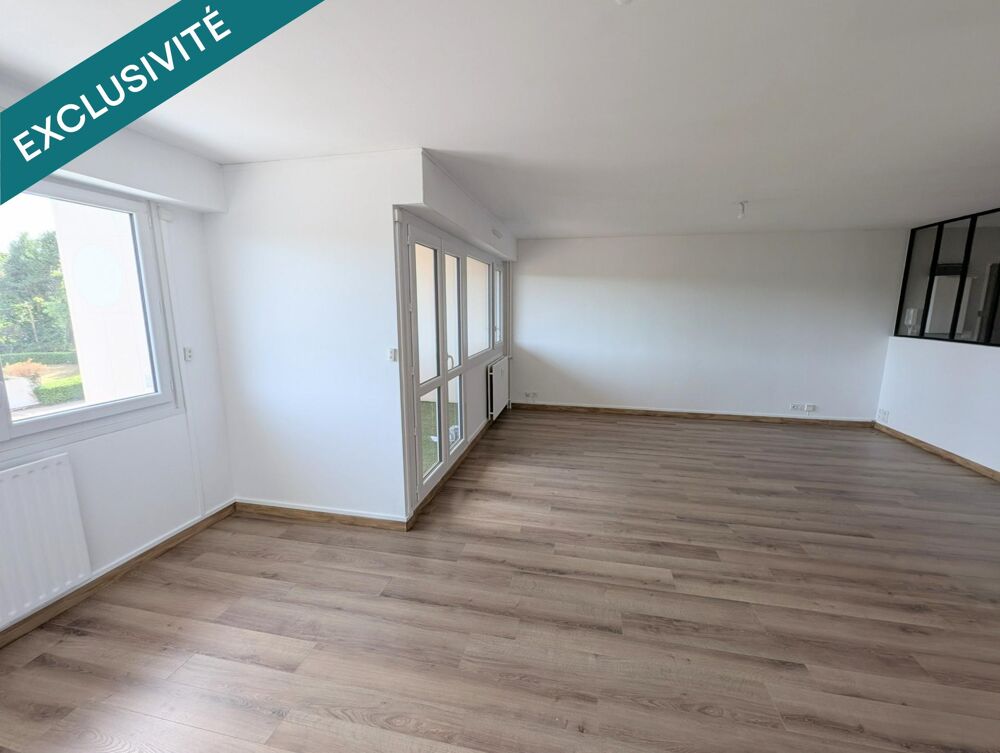 Grand appartement T3 de 83 m2 avec balcon et garage fermé.