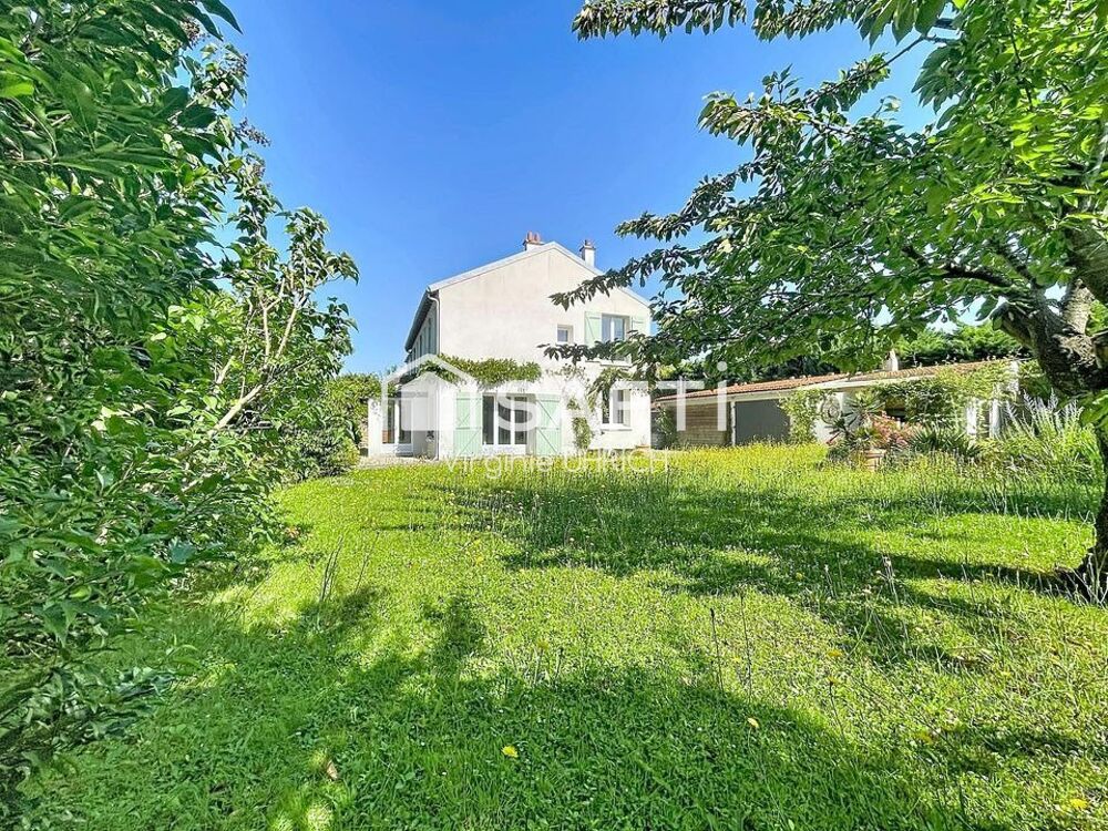 Vente Maison Maison de charme , T6, de 180 m2, sur un terrain paysager, ( 780 m2), dans le quartier très prisé du Manet, à Montigny-Le-Breton Montigny-le-bretonneux