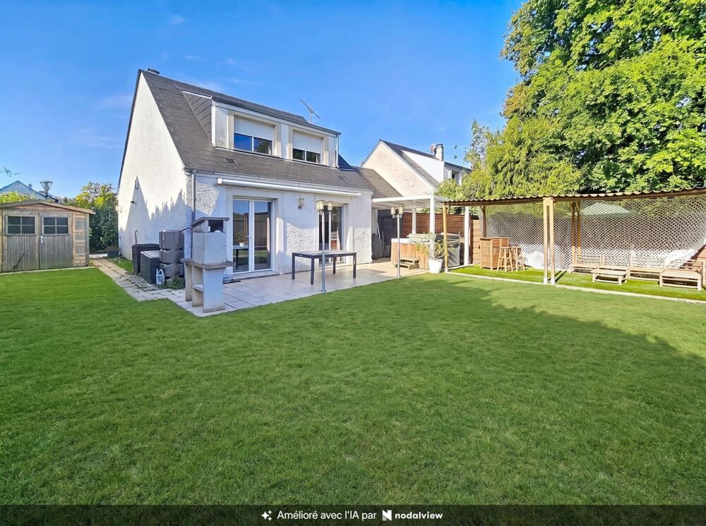 Maison rénovée avec trois chambres, bureau, jardin et jacuzzi.
