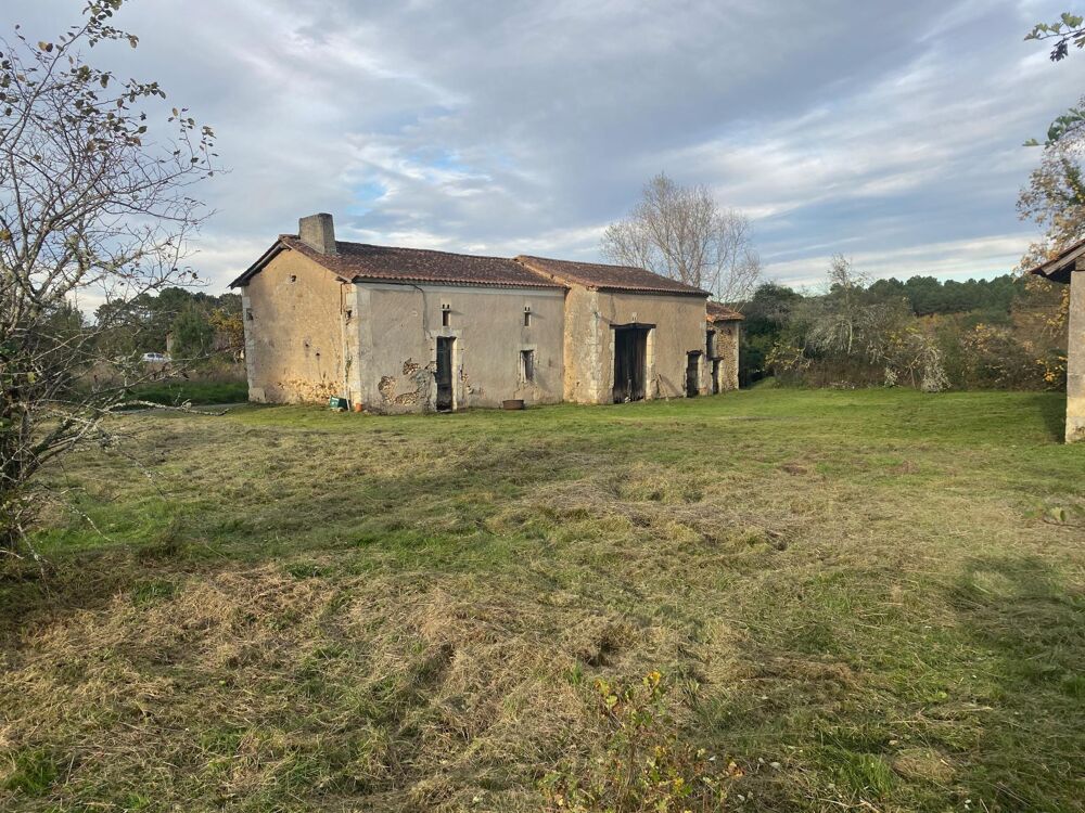 Magnifique terrain constructible avec corps de ferme, très bonne accessibilité, au calme, bordé de forêts.