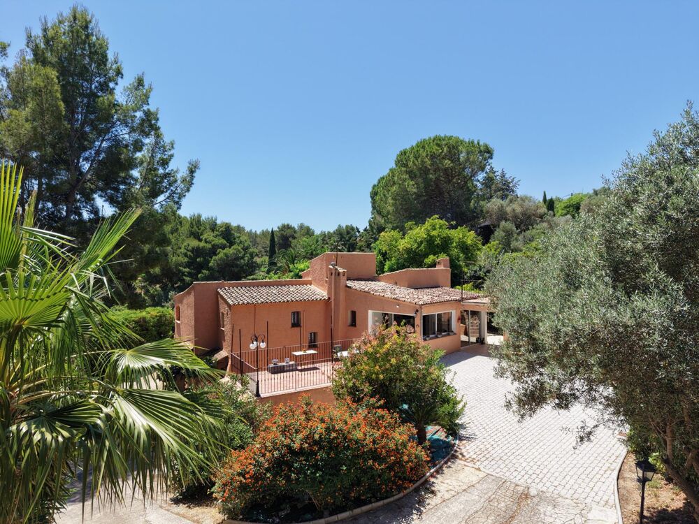 A vendre : Propriété 7 pièces avec piscine, véranda et jardin arboré  Fort potentiel - Bandol