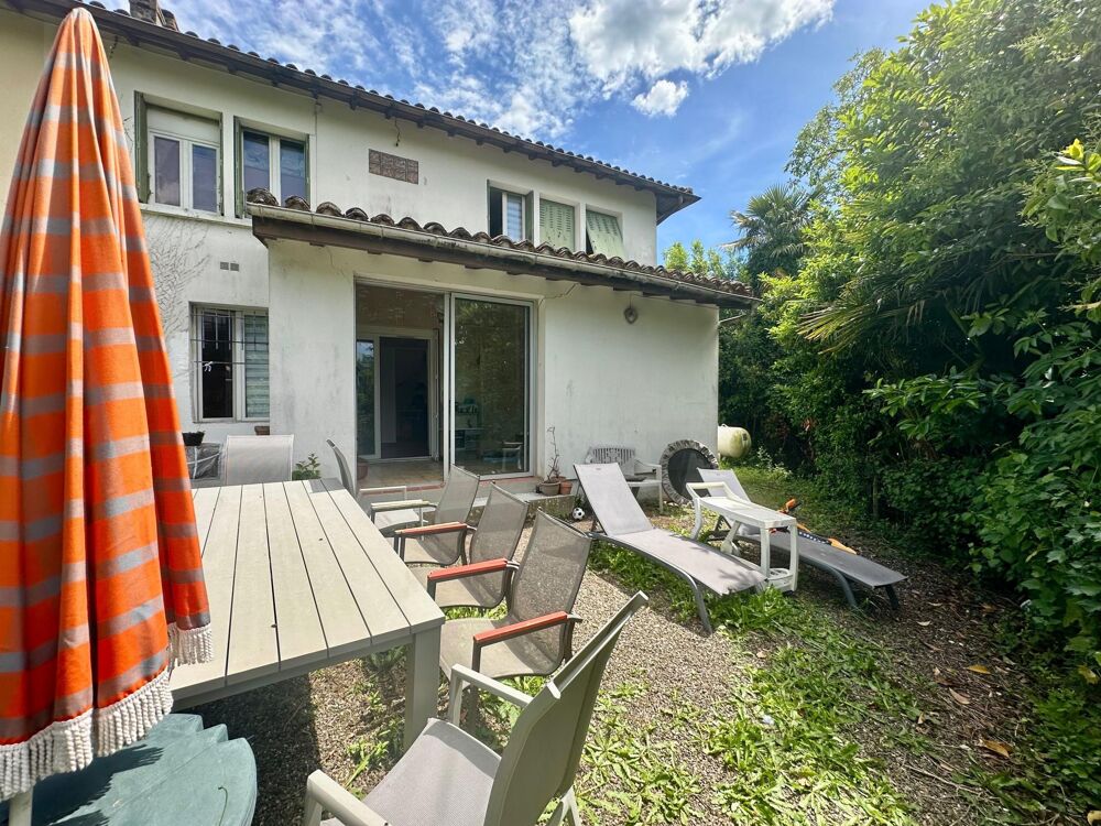 Maison mitoyenne dun côté de 117m², idéalement située au coeur de la ville dEauze.