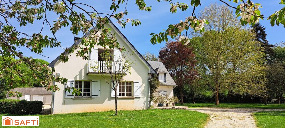 Vente Maison Spacieuse maison de 365 m² avec 8 chambres sur terrain de 23000m² avec pré et box attenant. Evron