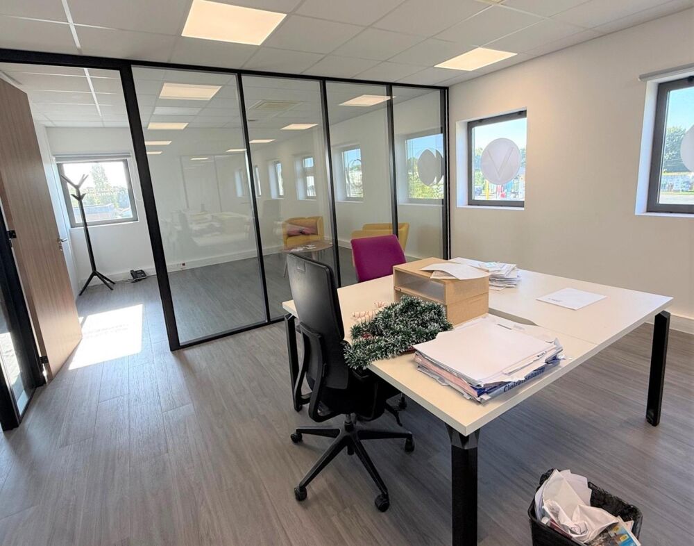   260 m² de bureaux climatisés et fonctionnel sur 2 étages. Disponible immédiatement Tresses