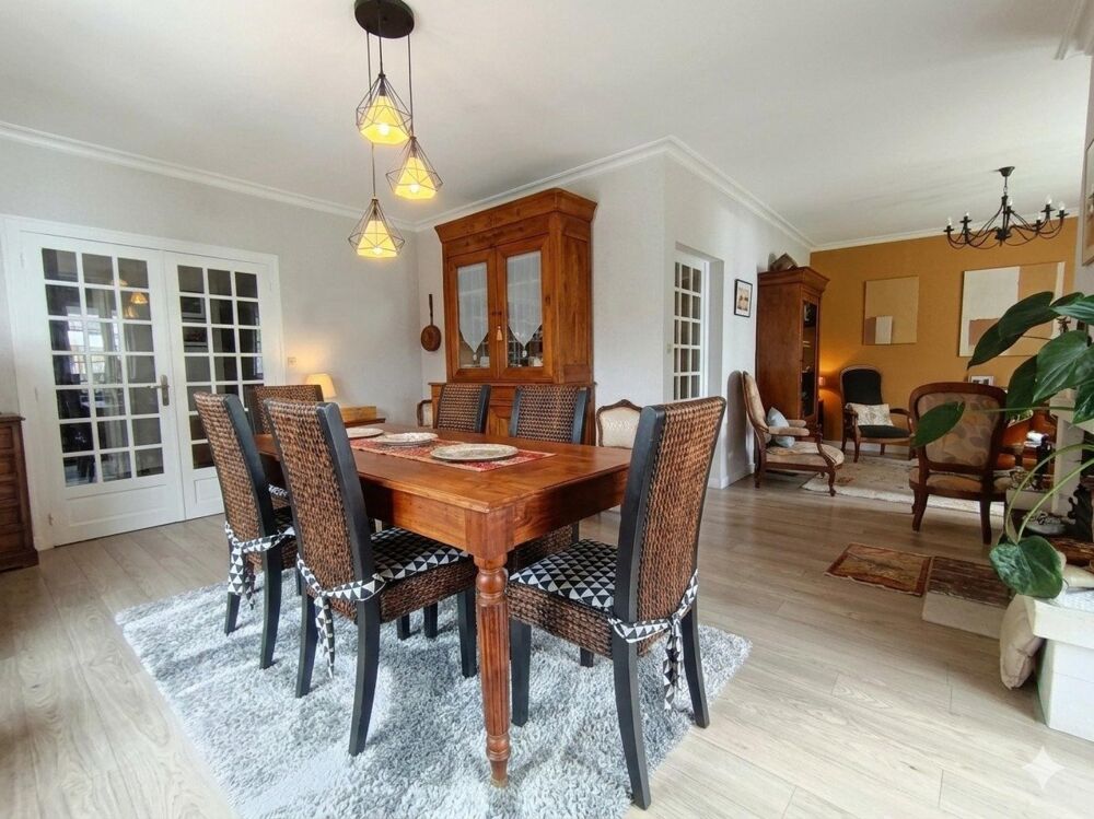 Vente Maison Coup de coeur à Rochefort ! Superbe maison avec piscine et extension contemporaine. Rochefort