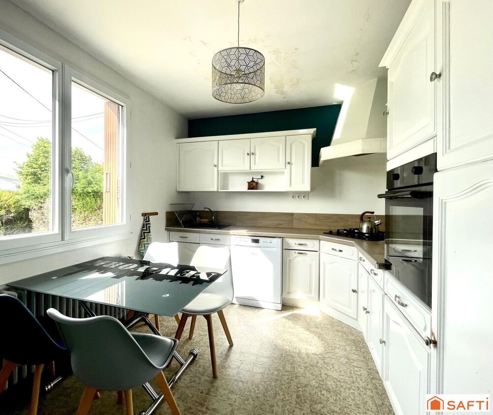 Résidentiel, 3 chambres, 2 SdB, garage et jardin.