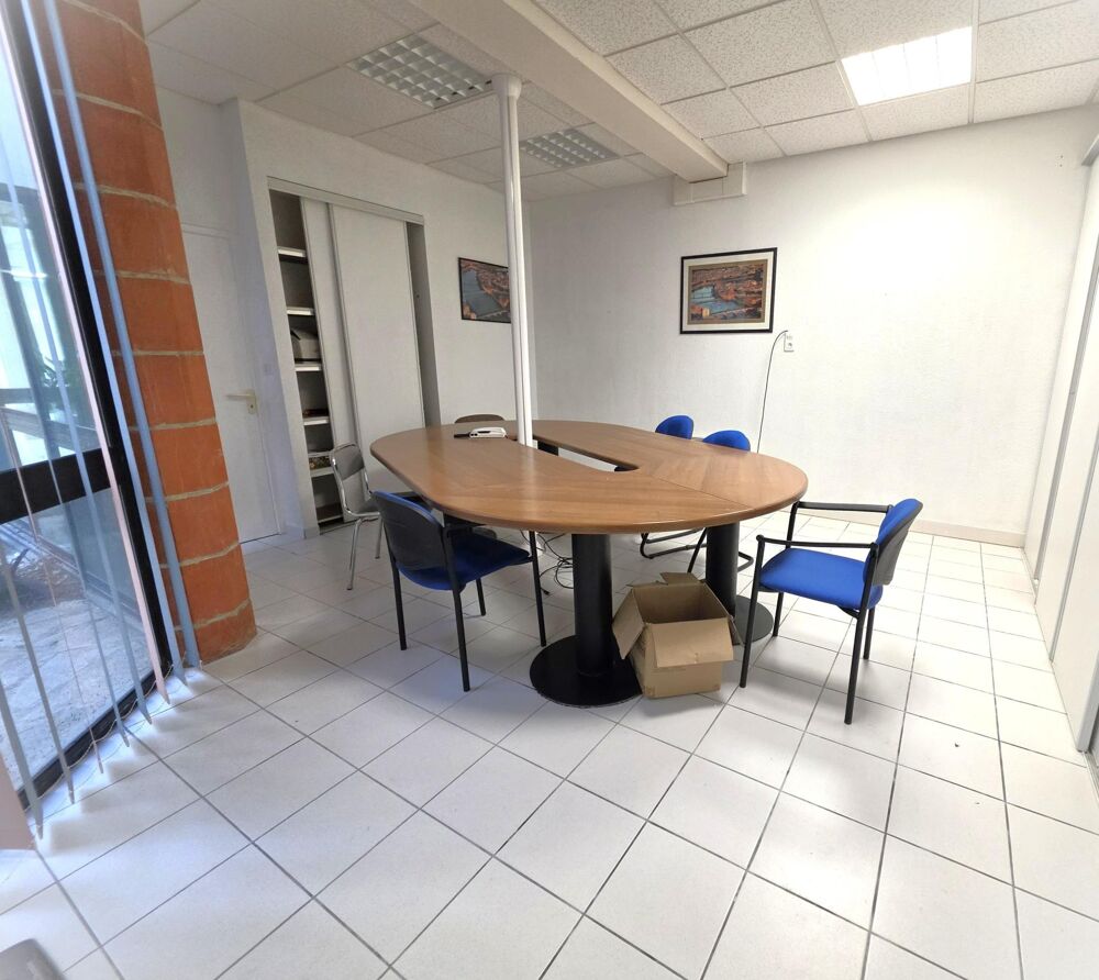   ensemble de bureau de 226 m² avec jardin 