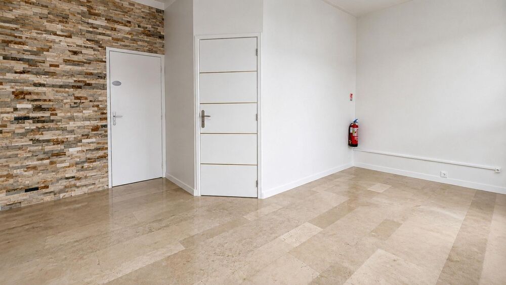   Local professionnel en duplex 70 m² avec garage Frejus