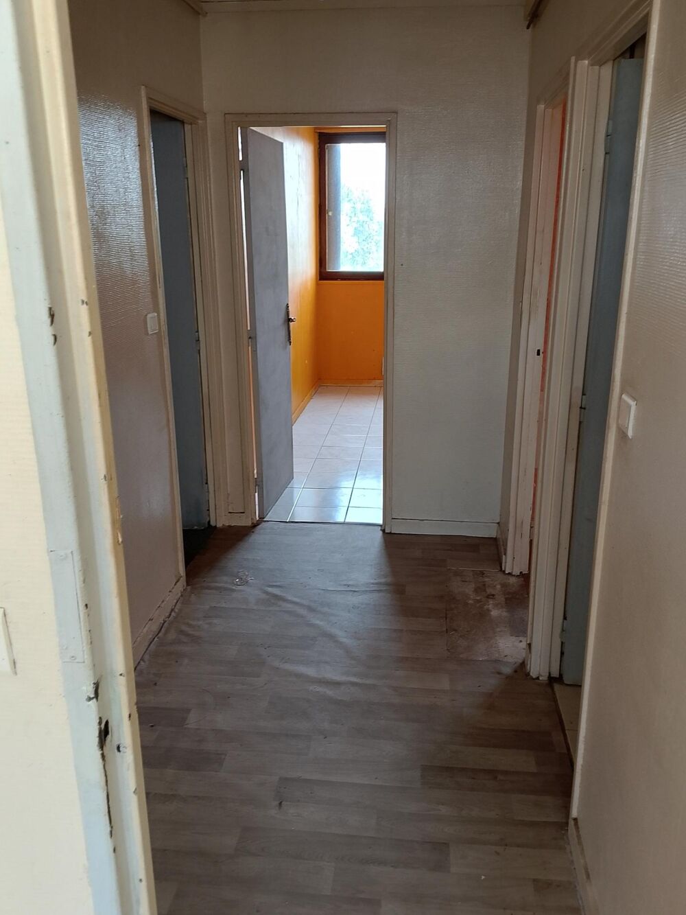 A saisir appartement de type 3,quartier calme dans la ville de Chateauroux,à rénover entiérement,travaux de copropriété prevu po