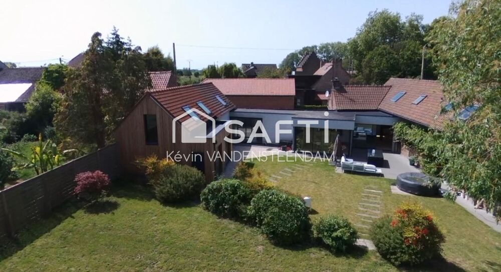 Corps de ferme 7 ch. 256 m2 sur 2 600 m²