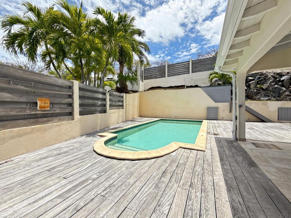 Villa T4 + 1 T2 à la baie orientale