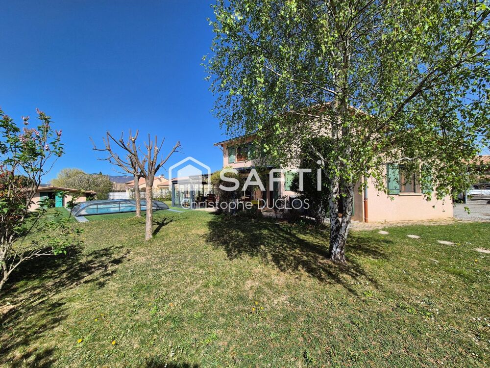 Maison avec jardin, piscine, terrasse et garage.