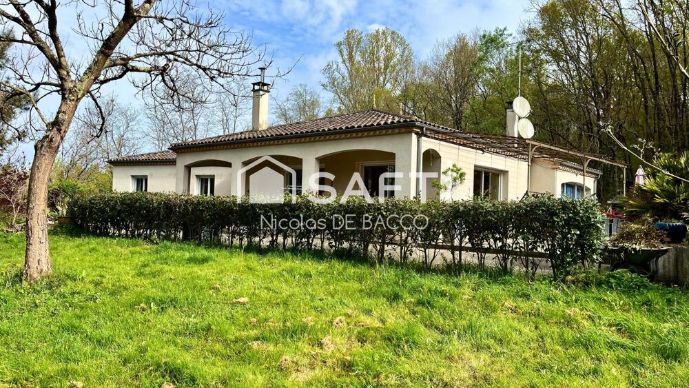 Maison de 161 m2, sur un terrain de 5430 m2 avec terrasse et piscine.