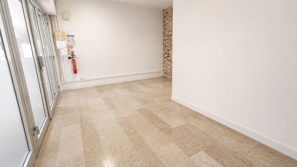   Local professionnel en duplex 70 m² avec garage Frejus