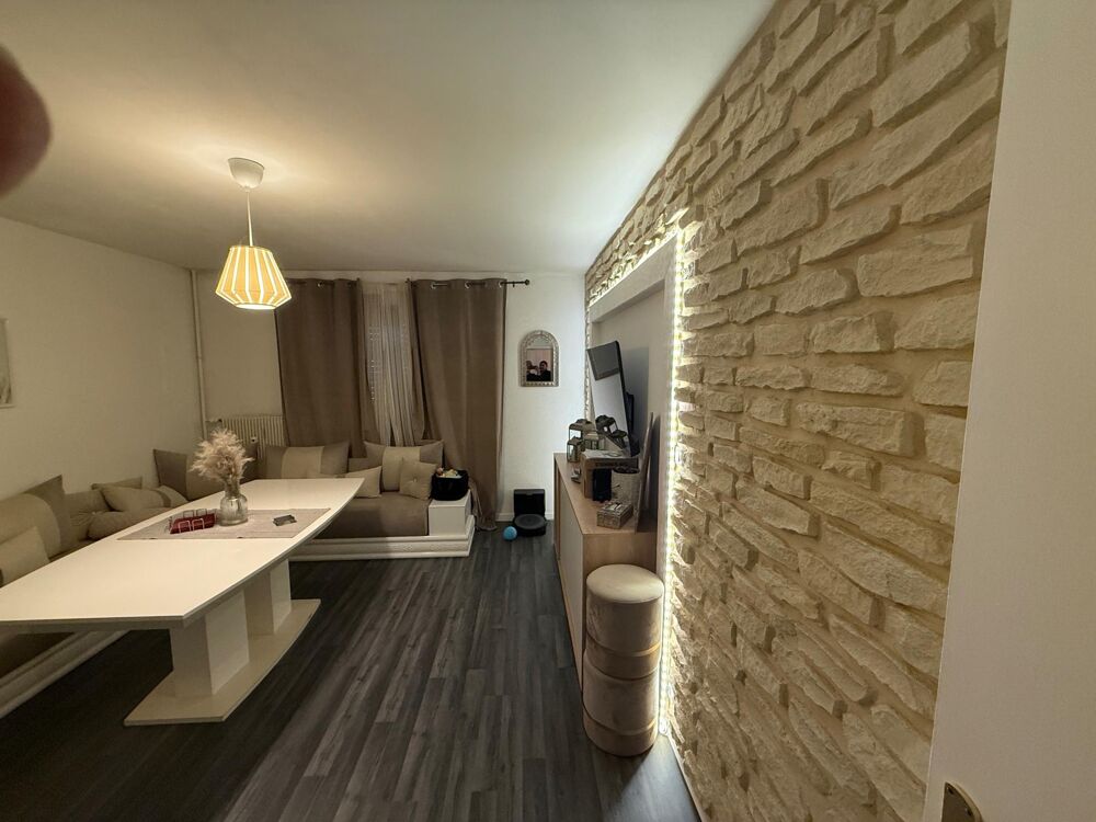 Vente Appartement Colmar, un appartement T4 au 3ème étage sans ascenseur et dispose d'une cave. L'ensemble du bien fait 73 m² environ, le bâtiment Colmar