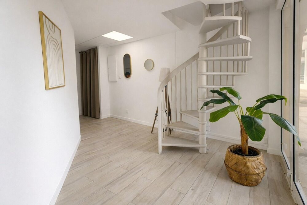   Local 28 m² au 1er étage – Centre bien-être Fréjus Frejus