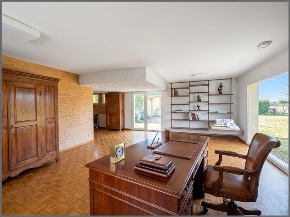 Belle maison d'architecte avec de beaux volumes.