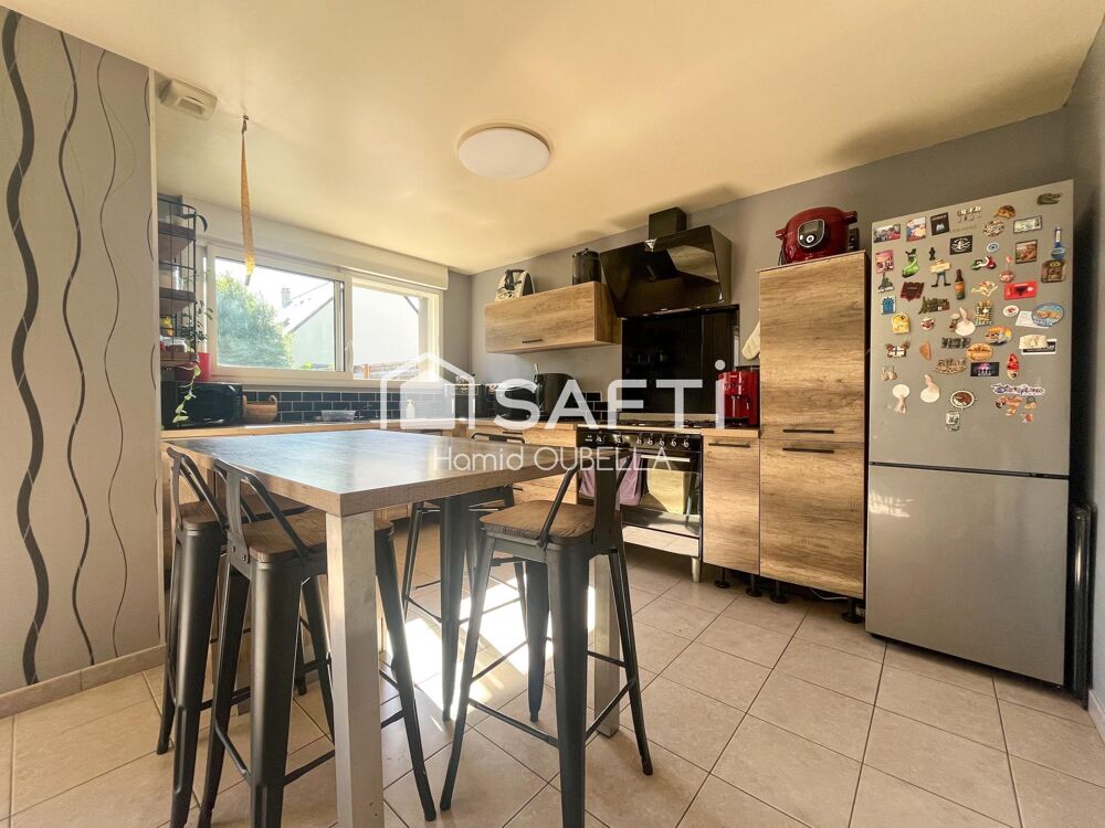Vente Maison Maison de 112m2 sur un terrain de 479m2, 4 chambres, suite parentale de plain-pied, garage et jardin. Evron
