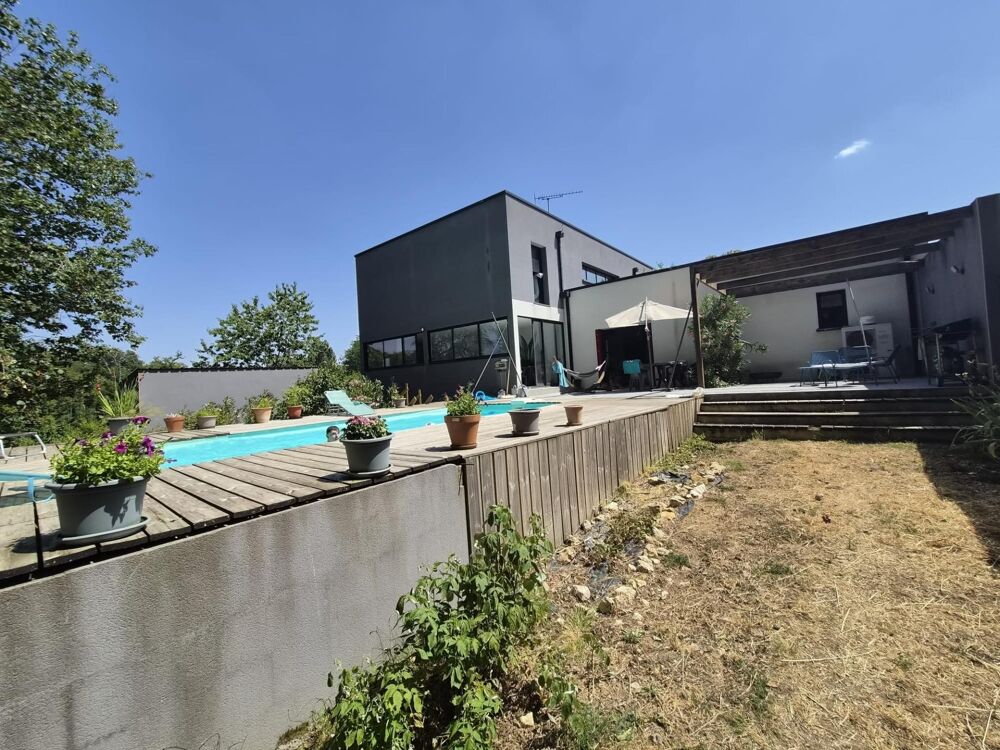 Superbe maison contemporaine avec piscine en bord de foret et proche d'un axe, poitiers à 10 minutes.