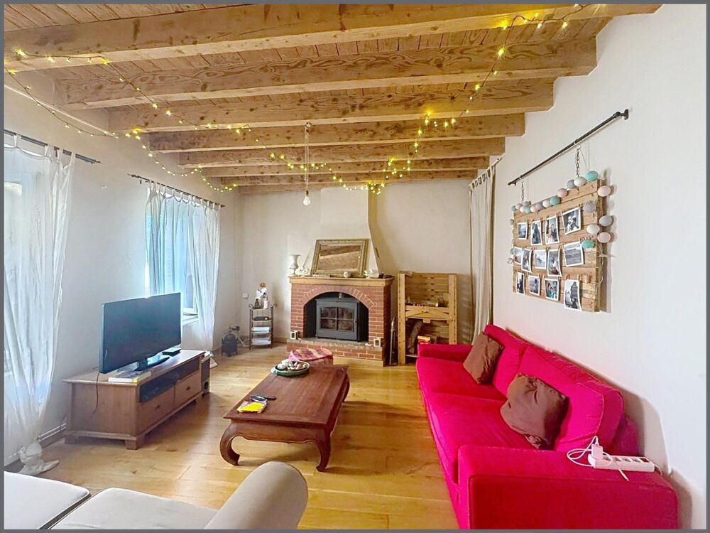 Maison de village avec un grand garage et un terrain de loisirs à 100 m de la maison .