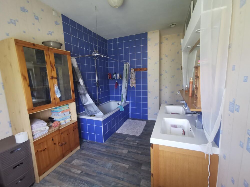 Maison familiale en pierre avec piscine et garage