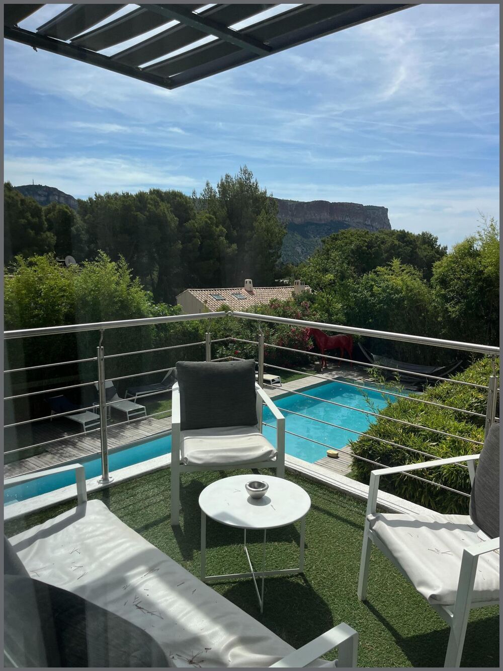 Une adresse au coeur de Cassis, où tout se rejoint, la mer, le village et l'art de vivre.
