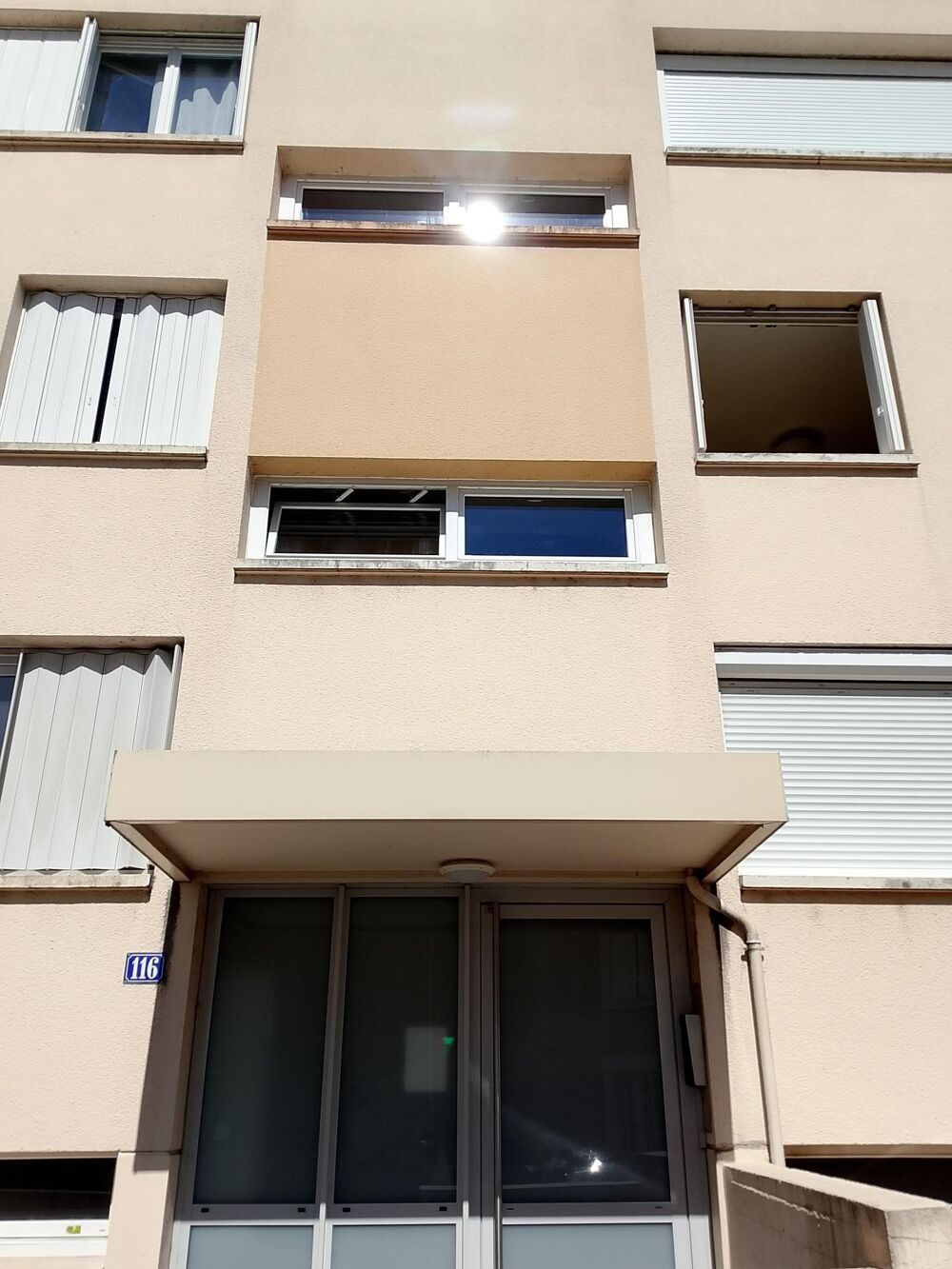 Bel appartement type 4 situé au quatrième étage sans ascenseur