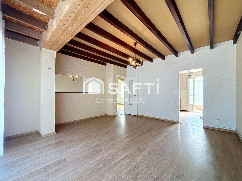Idéalement située à 2 pas des commodités : maison entièrement de plain pied avec 2 chambres, jardin, grand garage et abris de j
