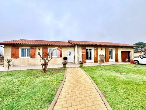   Maison traditionnelle de plain pied : 4 chambres, v�randa, garage, double garage, piscine semi-enterr� et jardin. Maison - 6 pi�ce(s) - 135 m�