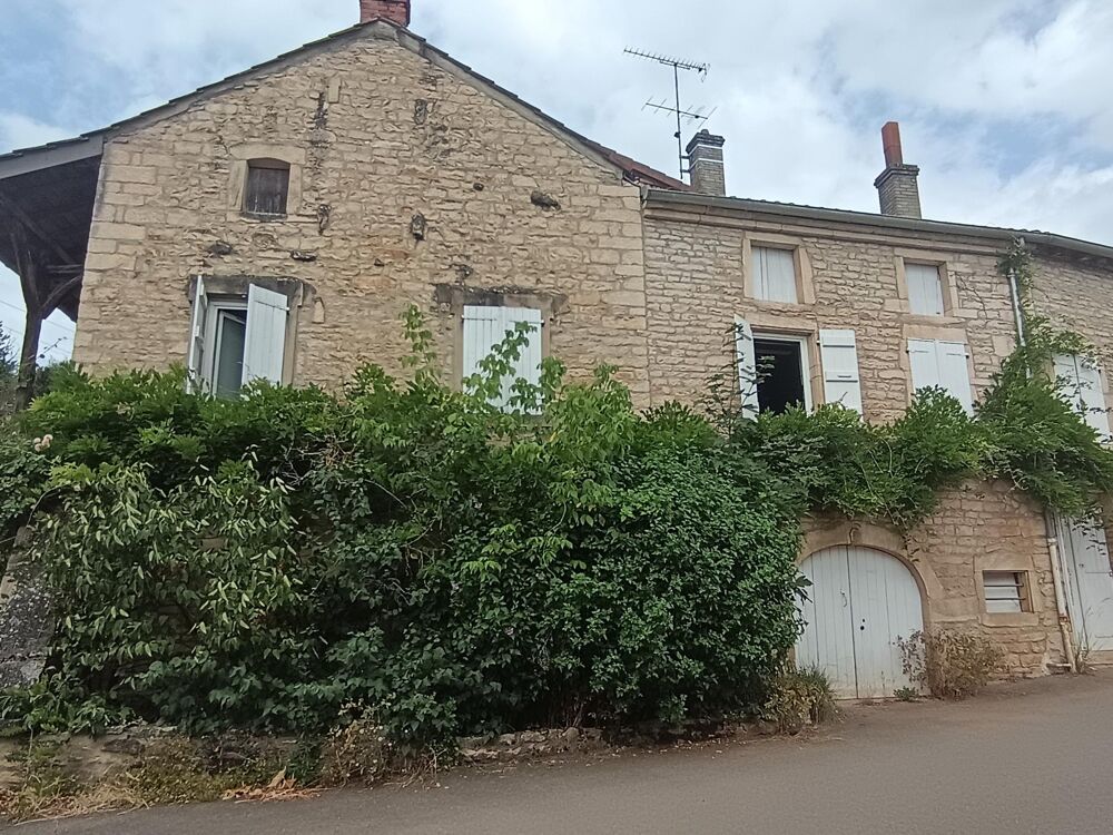 Idéalement située sir la commune de Lugny , aux amateurs de pierre cette grande maison familiale sera vous séduire