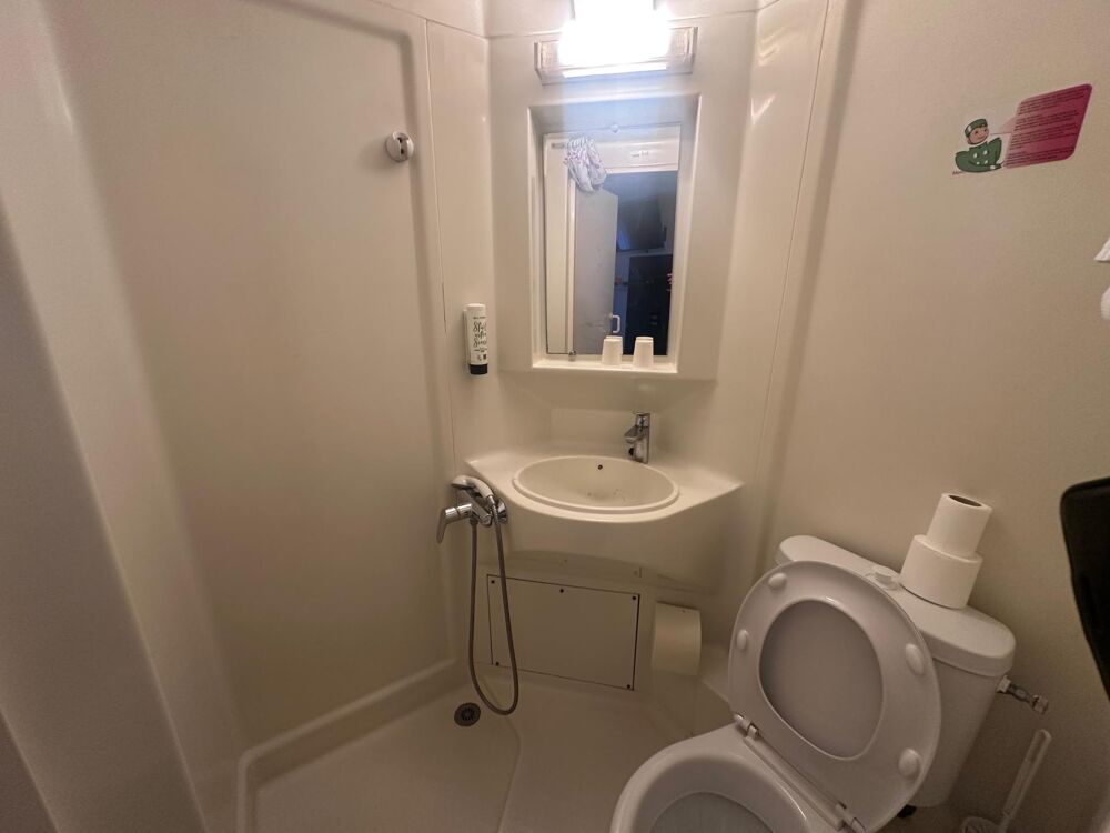   Deux hotels de +122 chambres,3 salles de réception. Versailles