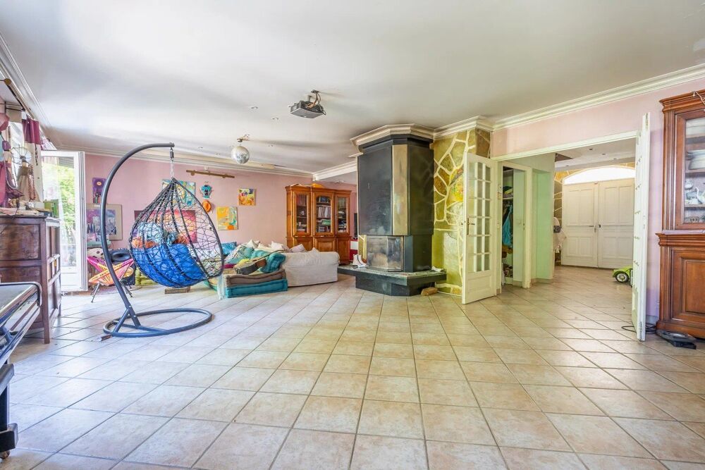 A GAGNY 93220 Maison de 202 m², 8 pièces, 5 chambres, une cuisine fermée construite sur un terrain de 594m2
