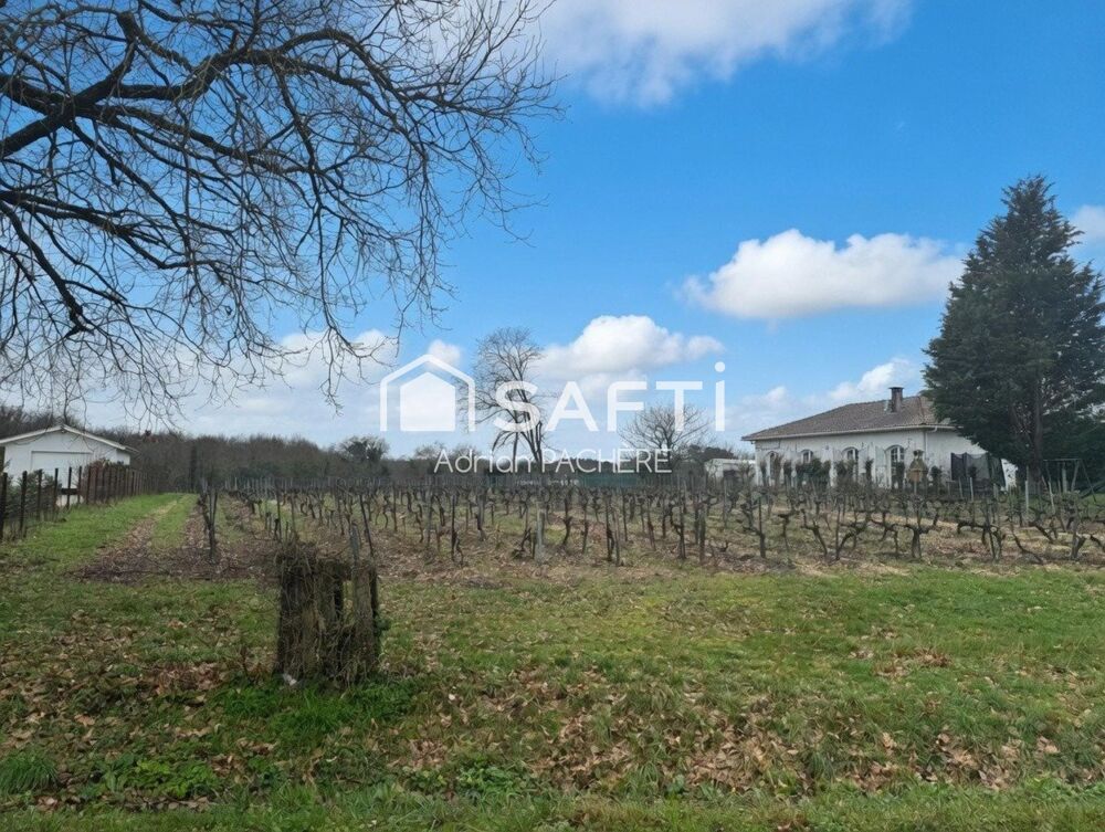 Vente Terrain Au cœur du Médoc, entre vignes et estuaire, ce terrain constructible vous offre le cadre idéal pour bâtir votre rêve. Jau-dignac-et-loirac