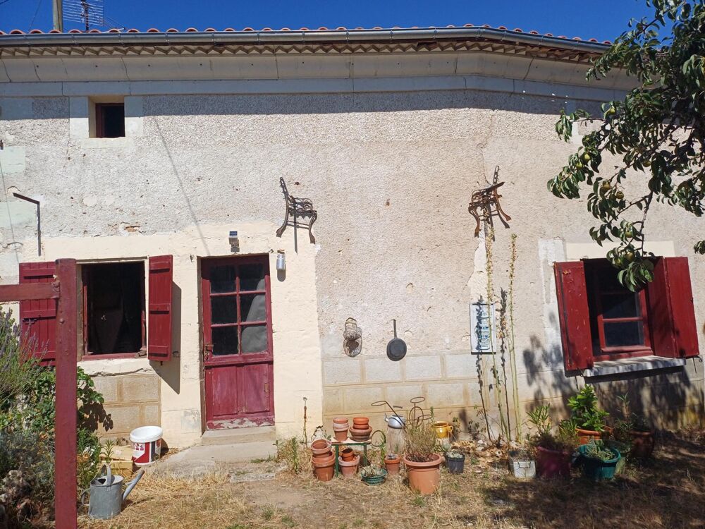 Campagne. Toitures neuves. Fosse septique neuve. Terrain