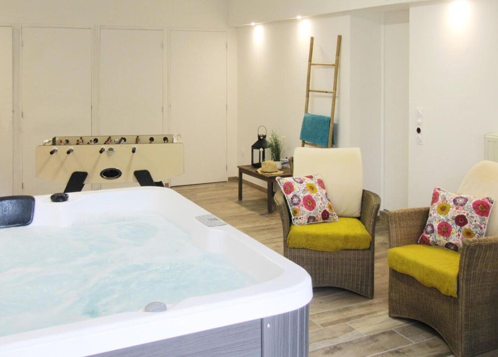 Vente Maison propriété avec piscine chauffée sur grand terrain La breille-les-pins