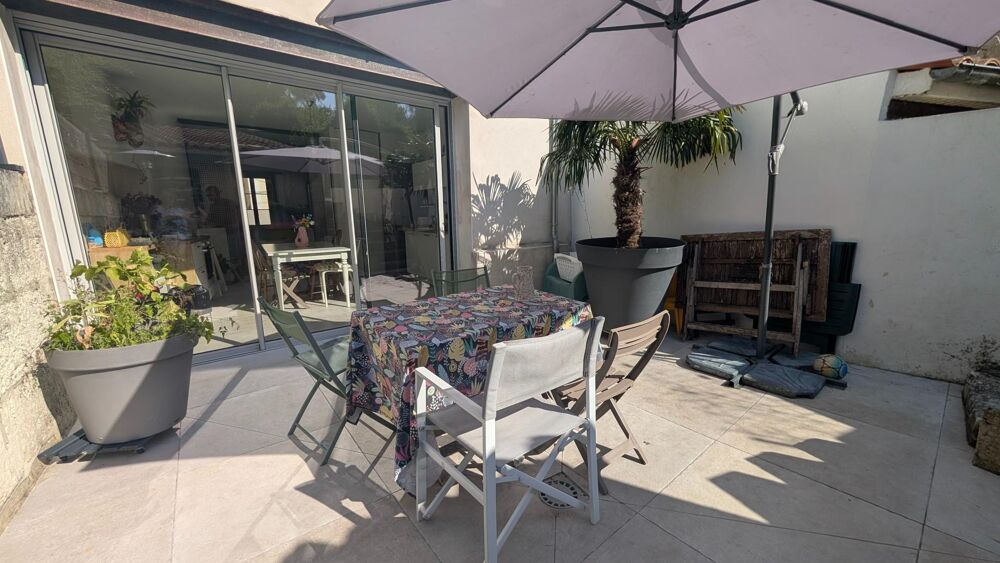 Vente Maison À Saintes, secteur Saint-Vivien, maison en pierre rénovée de 115 m² avec jardin, terrasse, cave et dépendance. Saintes