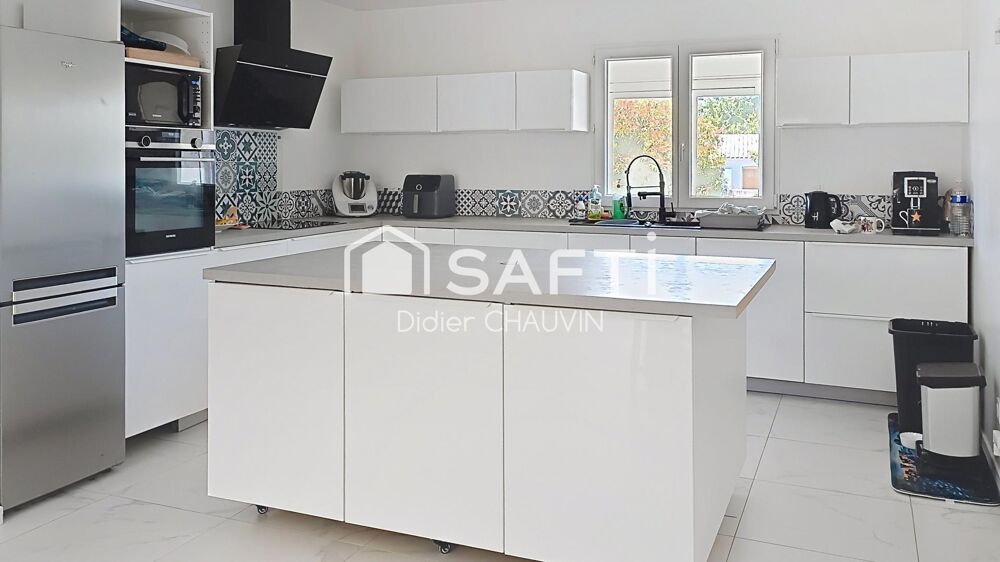 Maison plain pied avec de beaux volumes.