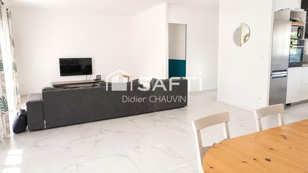 Maison plain pied avec de beaux volumes.